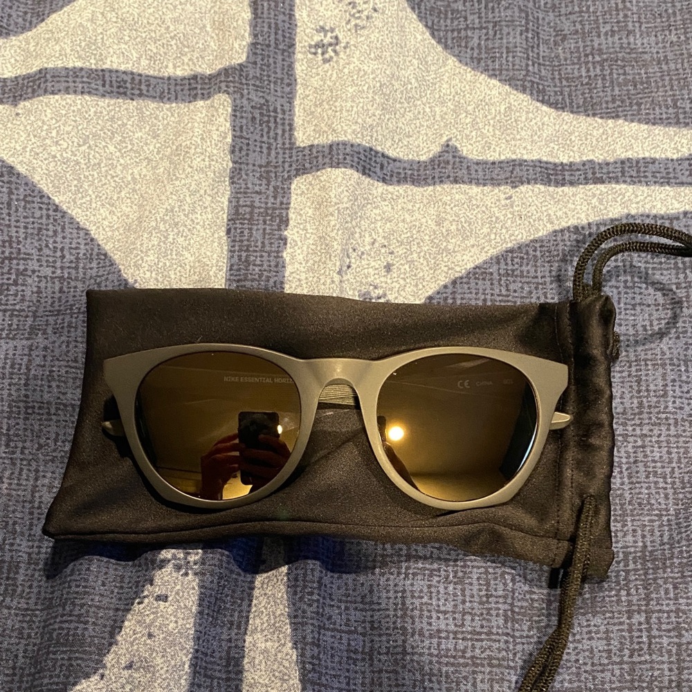 Nike essential horizon sunglasses